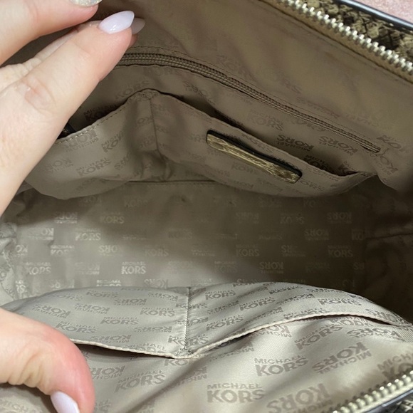 Michael Kors crossbody purse, like new - Picture 4 of 4